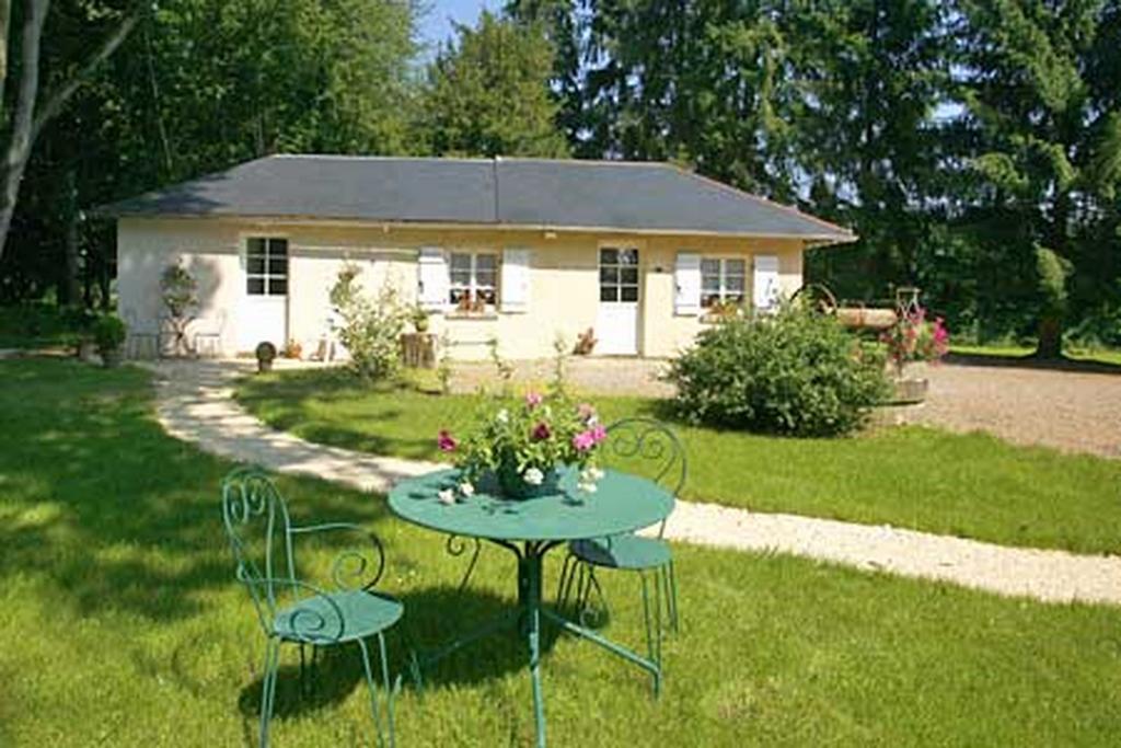 Hotel Les Grands Chenes Saint-Fargeau  Exteriör bild