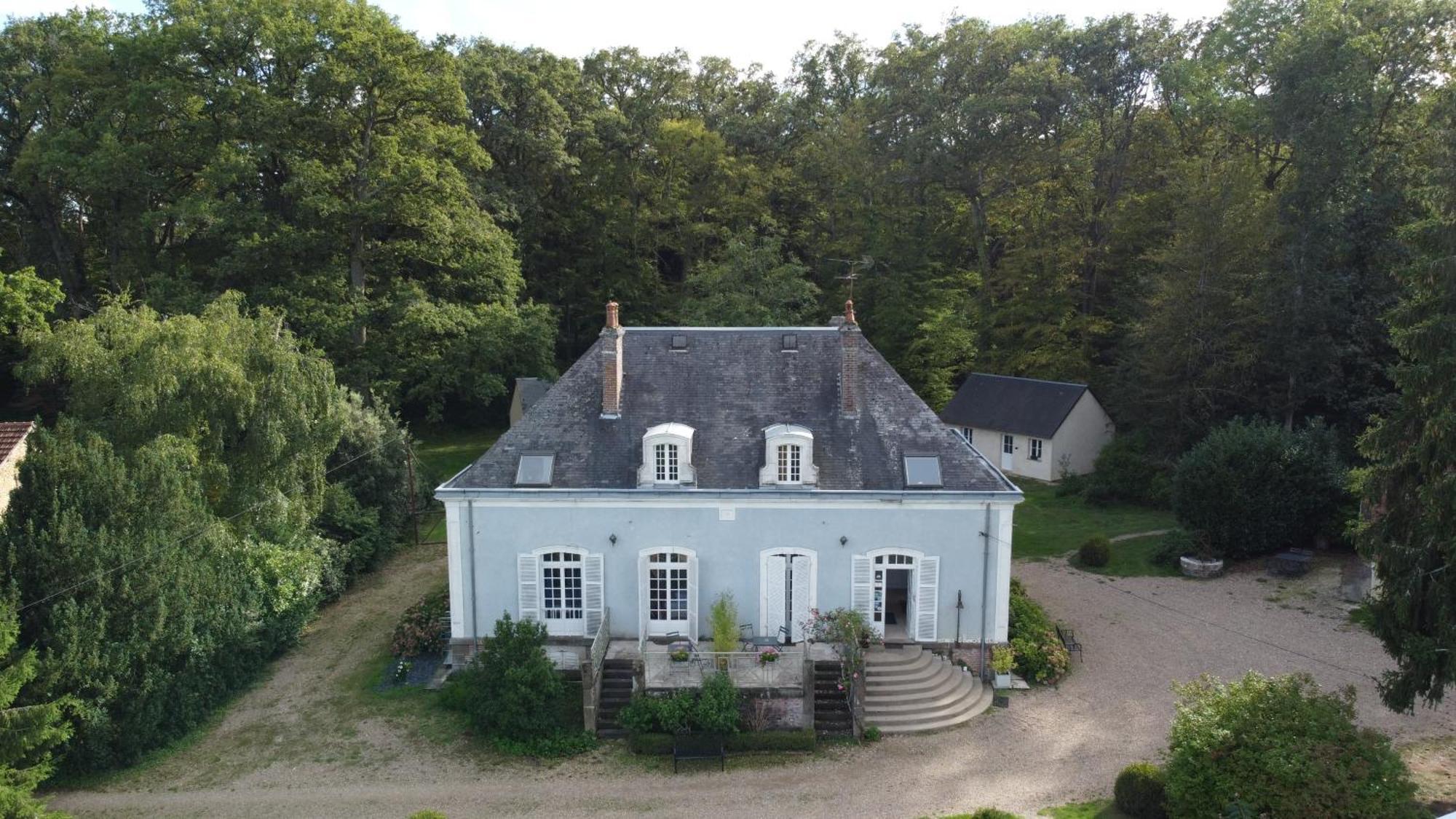 Hotel Les Grands Chenes Saint-Fargeau  Exteriör bild