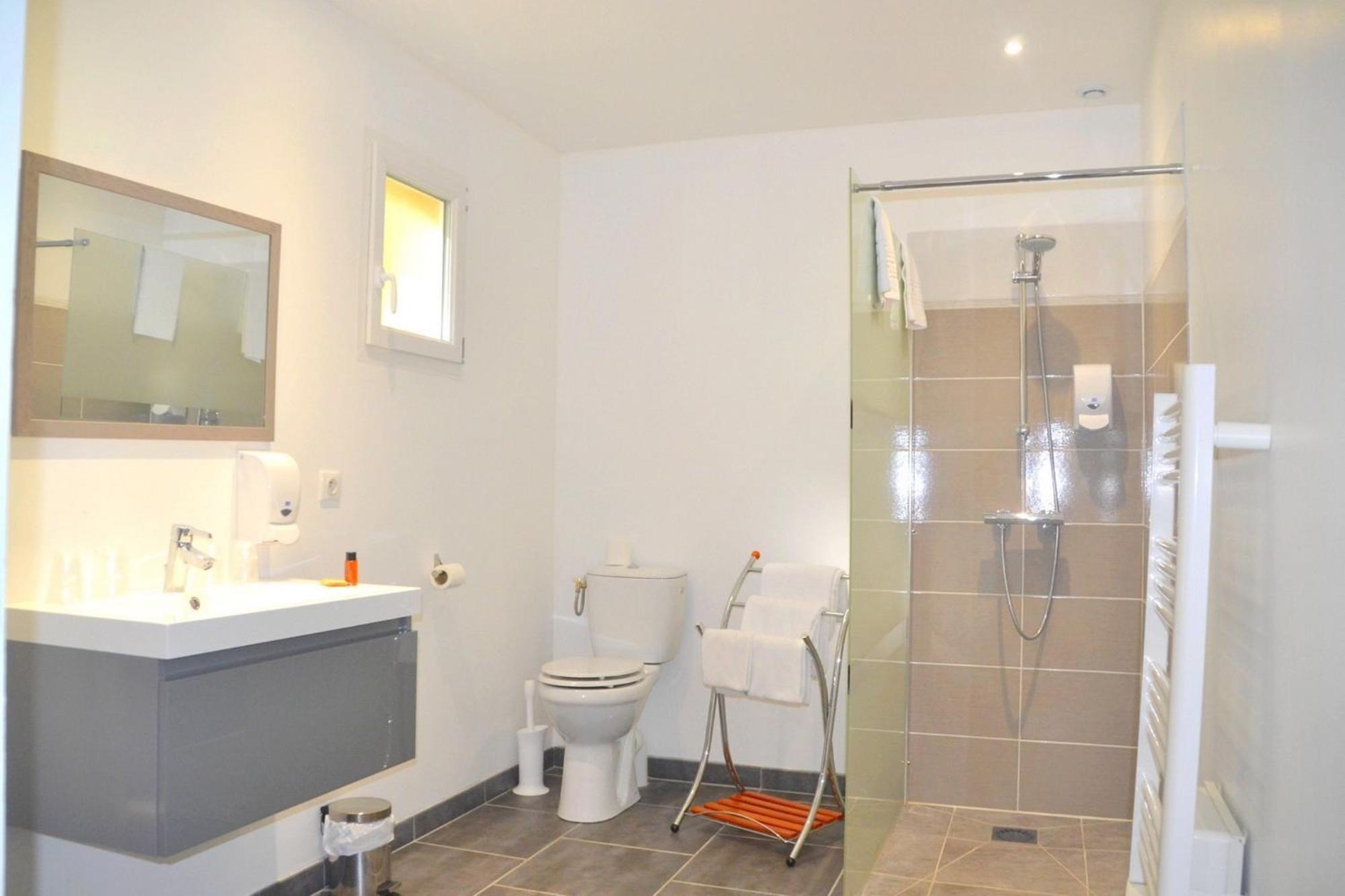 Hotel Les Grands Chenes Saint-Fargeau  Rum bild