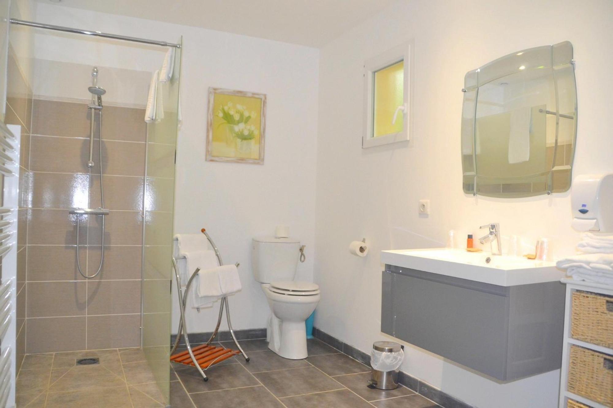 Hotel Les Grands Chenes Saint-Fargeau  Rum bild