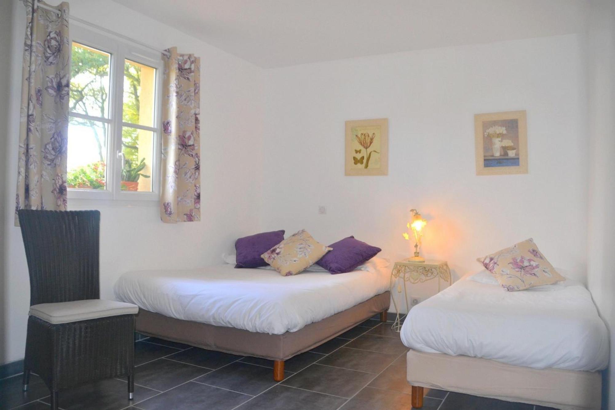 Hotel Les Grands Chenes Saint-Fargeau  Rum bild