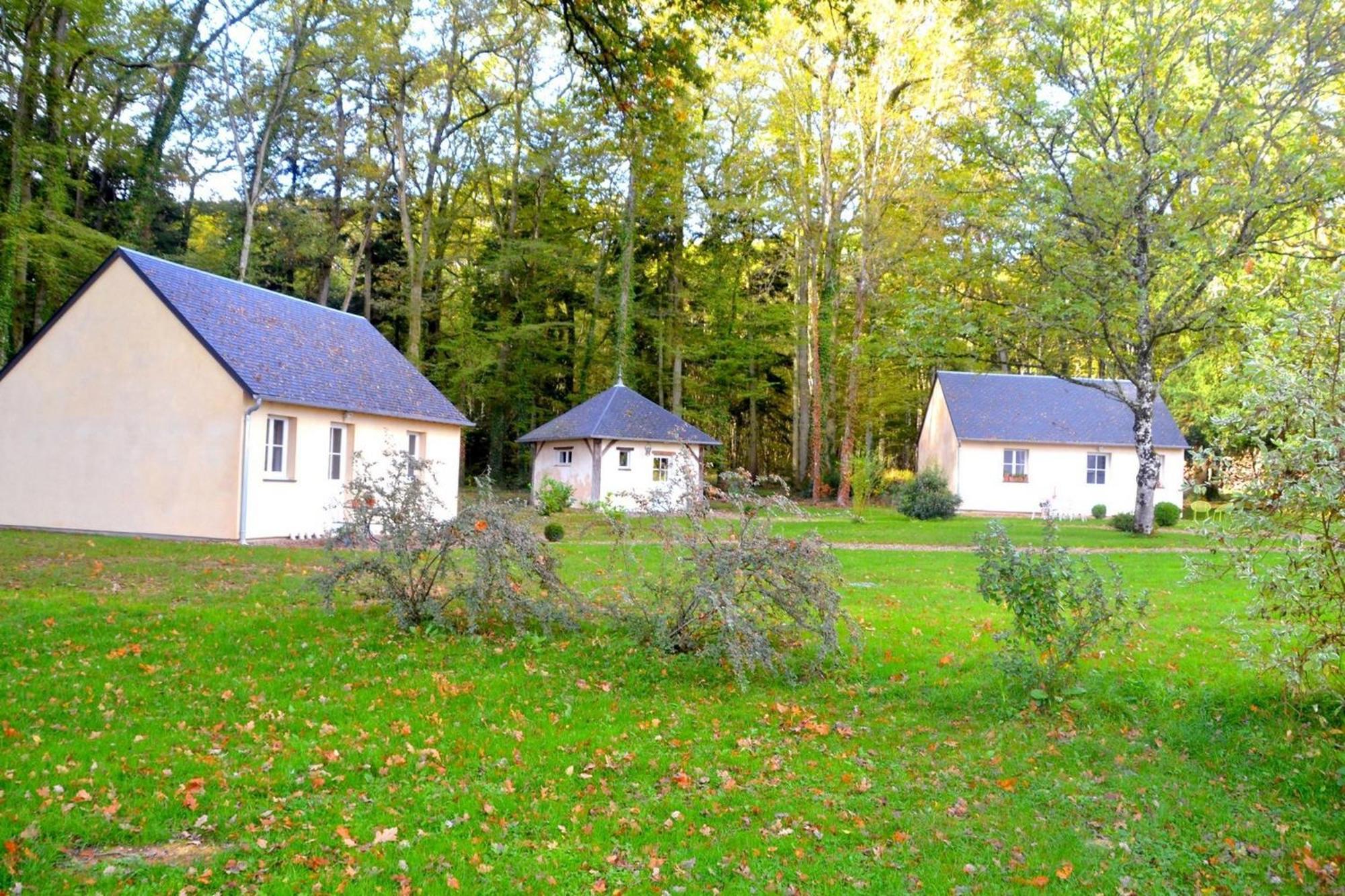 Hotel Les Grands Chenes Saint-Fargeau  Rum bild