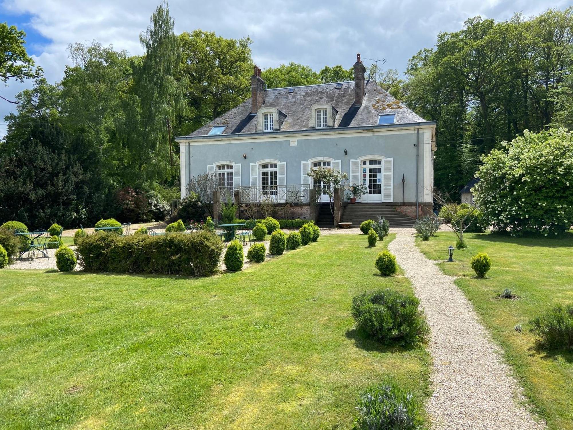 Hotel Les Grands Chenes Saint-Fargeau  Exteriör bild