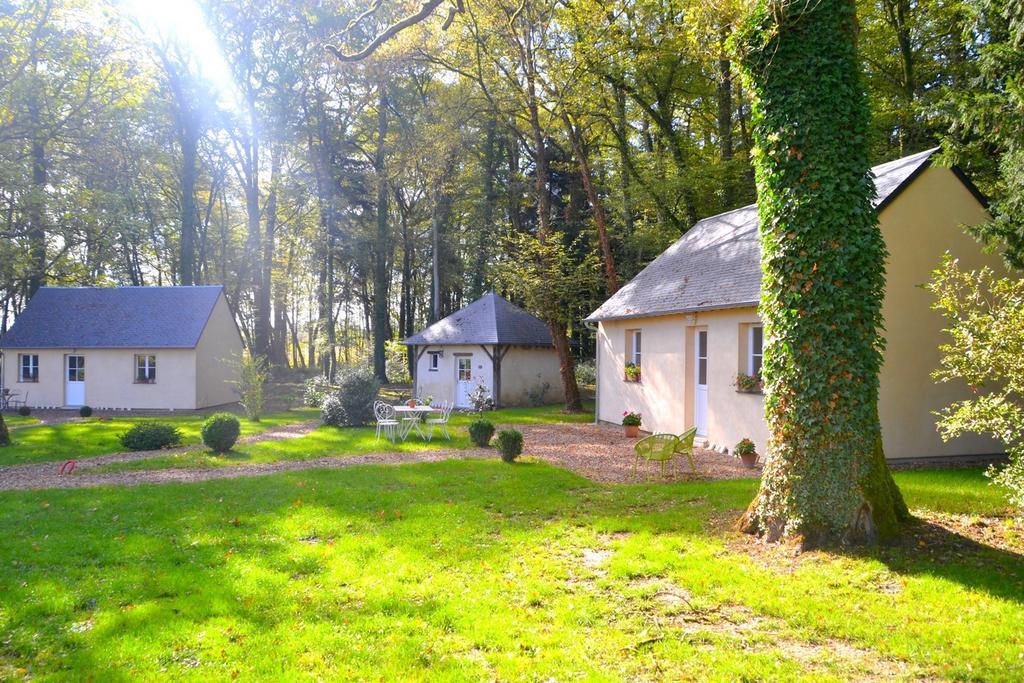 Hotel Les Grands Chenes Saint-Fargeau  Rum bild