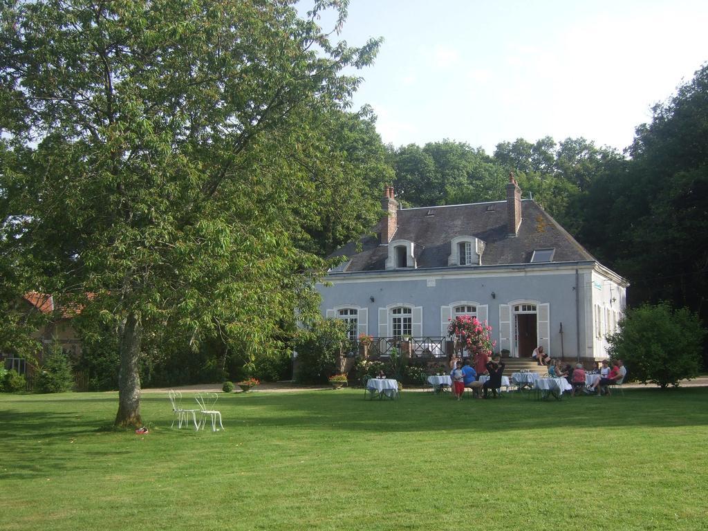 Hotel Les Grands Chenes Saint-Fargeau  Exteriör bild