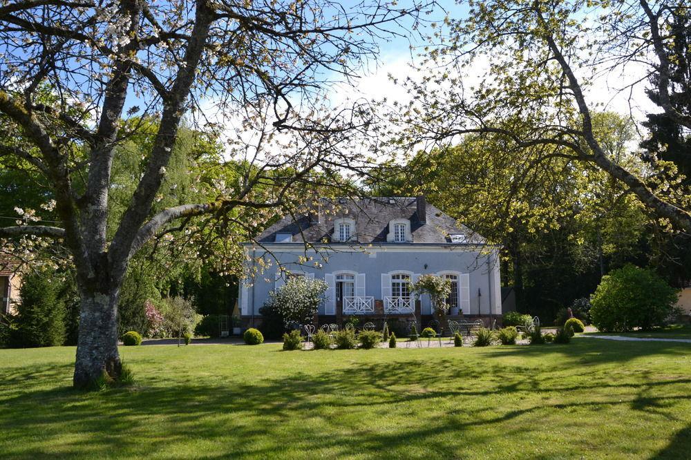 Hotel Les Grands Chenes Saint-Fargeau  Exteriör bild